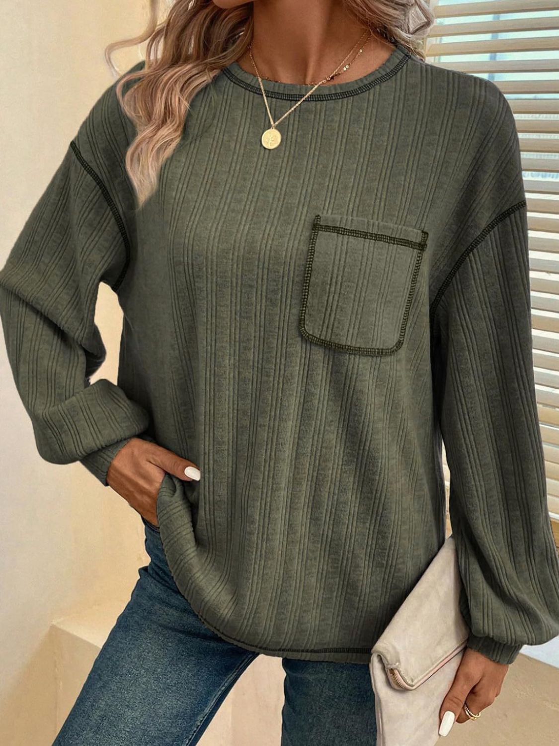 Hildegard | Long-sleeved t-shirt with a crew neck and contrast stitching