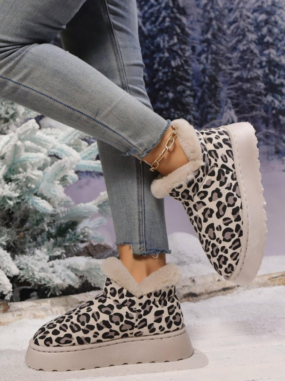 Angeline's | Thermal leopard platform boots with a round toe