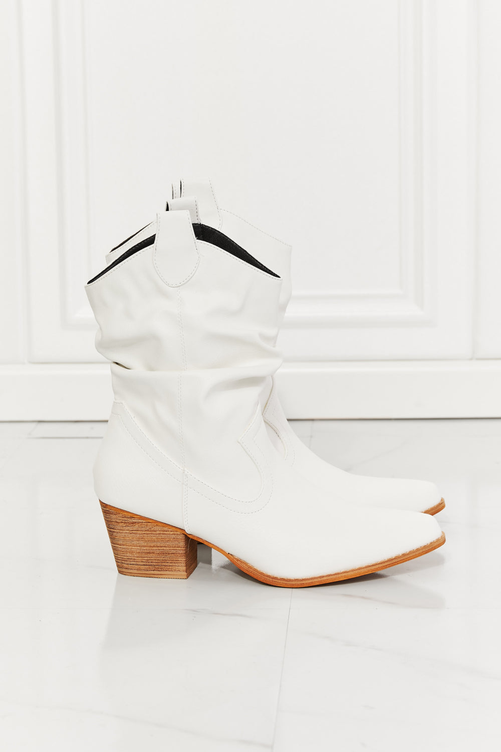 Mila | Timeless and supportive orthopedic boots