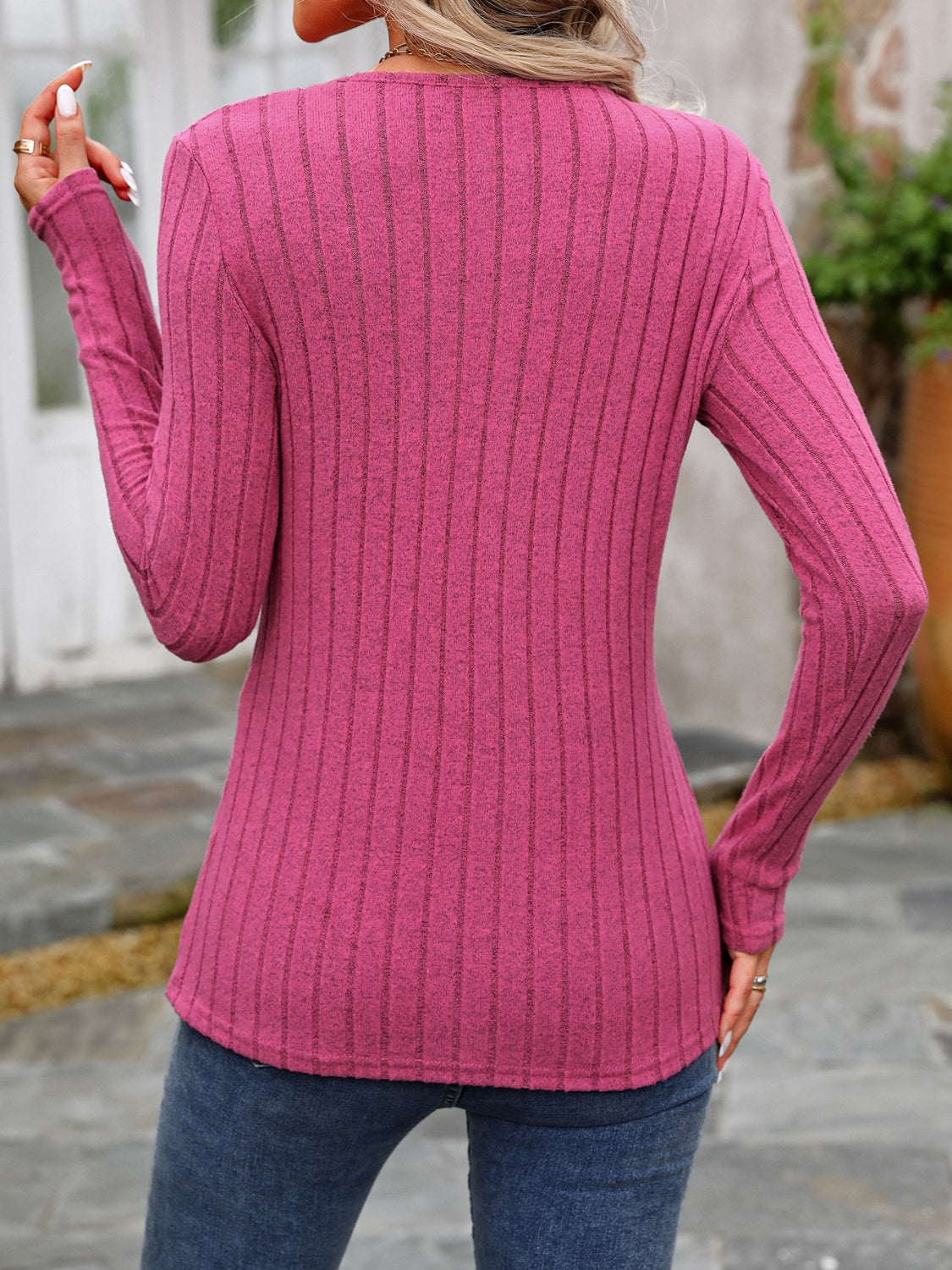 Hilda | Long-sleeved T-shirt with decorative button and crew neck