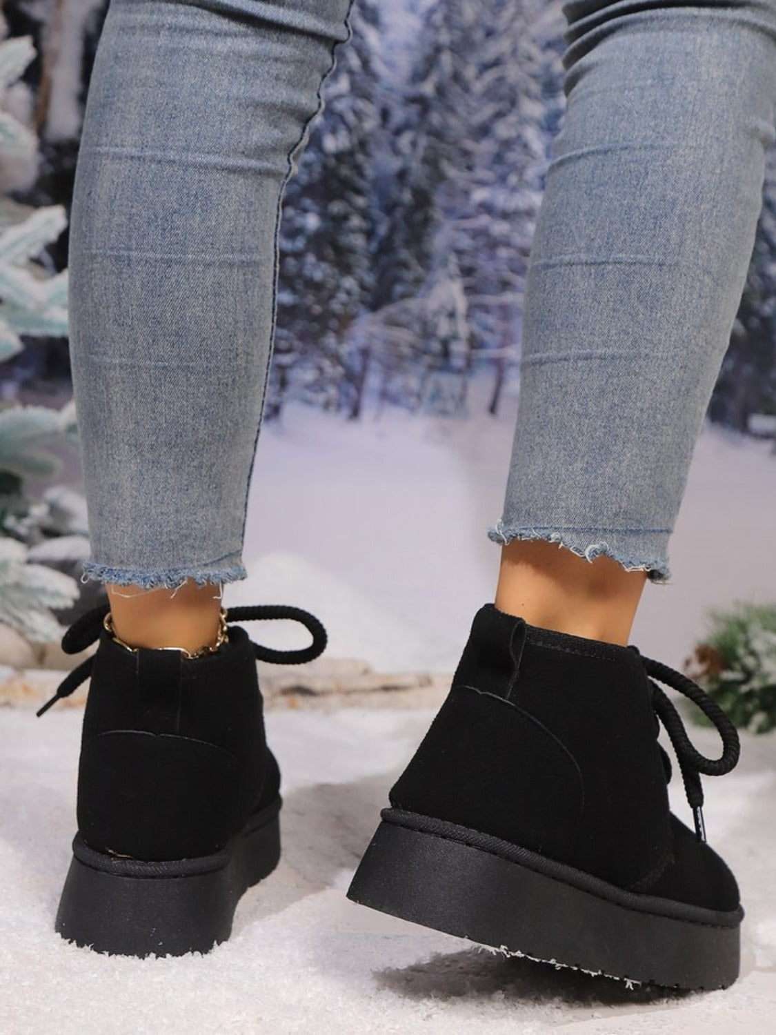 Abigail | Suede lace-up boots with a round neckline and platform sole