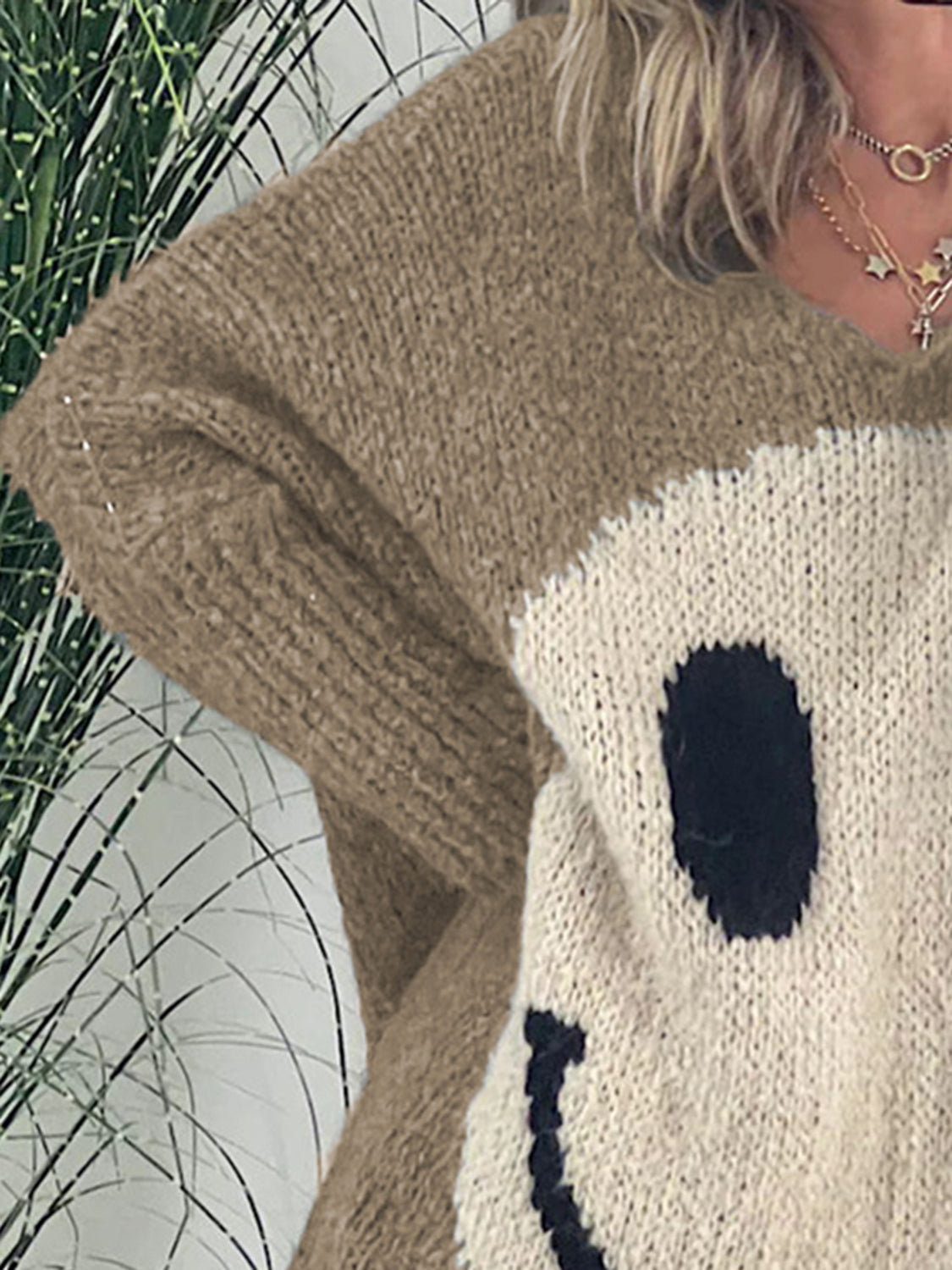 Laura | Long-sleeved sweater with a smiling face and a V-neck