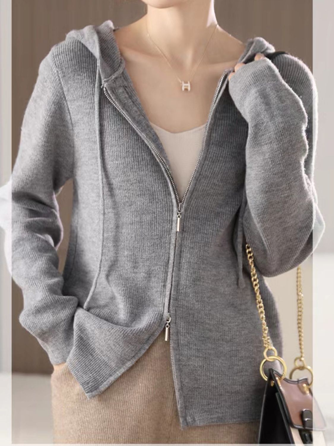 Helga | Long sleeve hoodie with drawstring and zip fastening