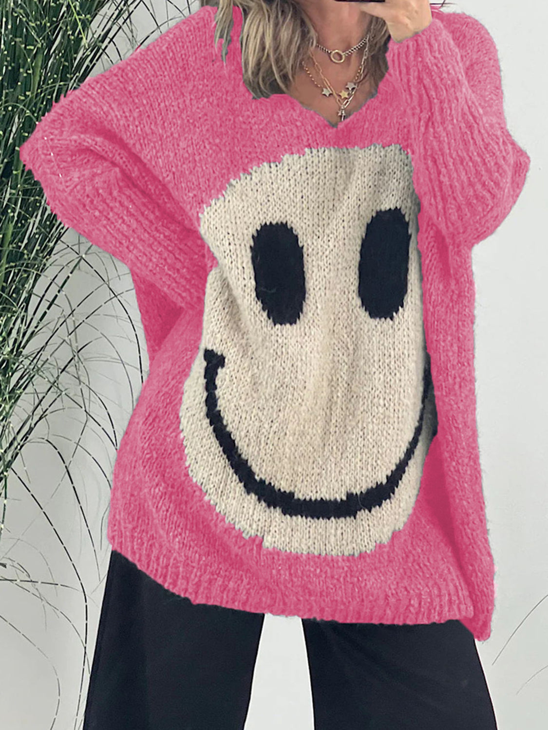 Laura | Long-sleeved sweater with a smiling face and a V-neck