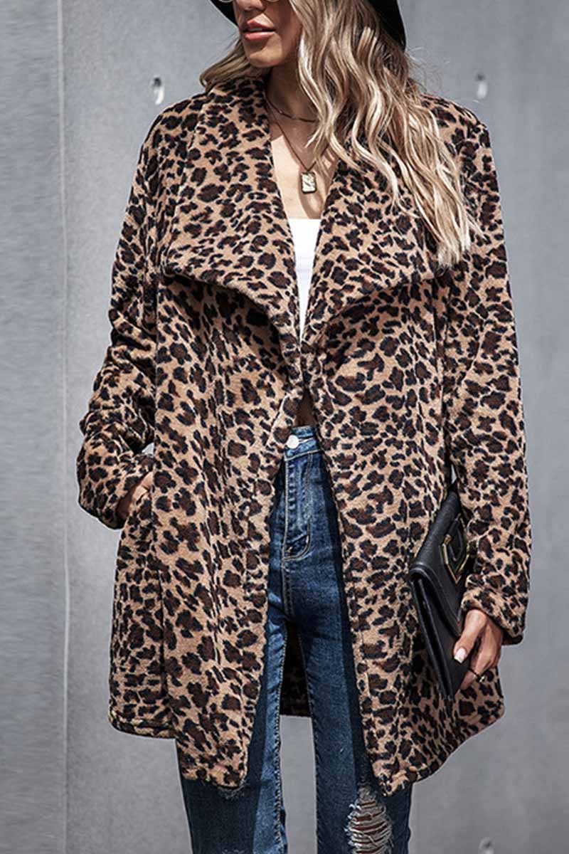 Maria Eugenia | Fashionable and minimalist winter coat