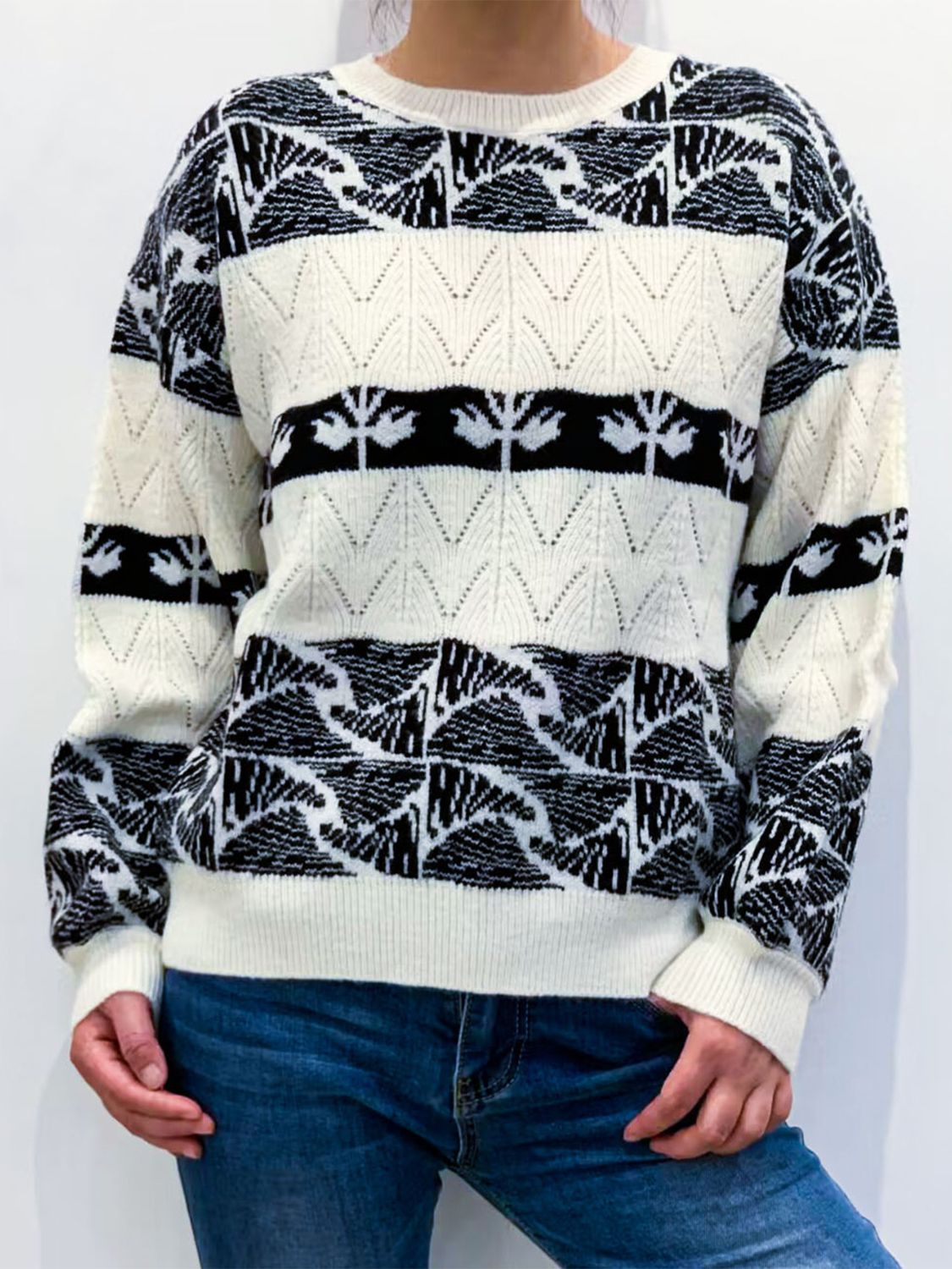 Tatjana | Color block sweater with a crew neck and dropped shoulders
