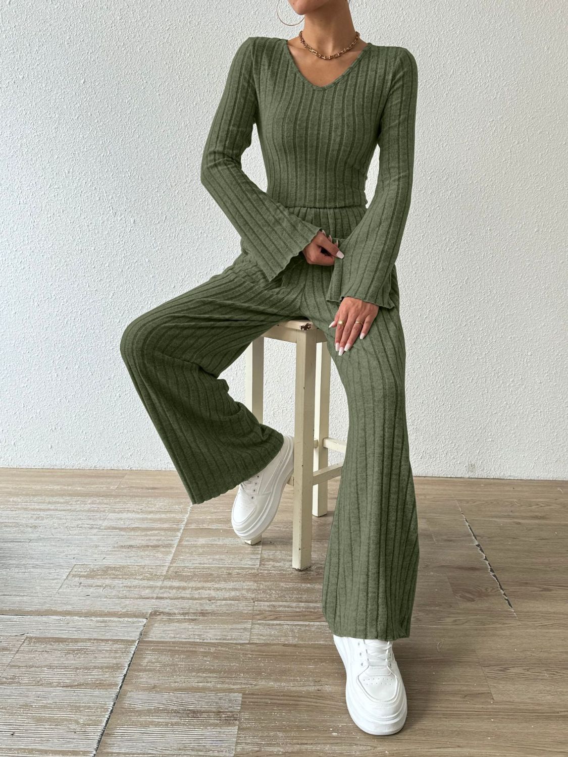 Rocio | Set consisting of a ribbed long-sleeved V-neck shirt and trousers with pockets