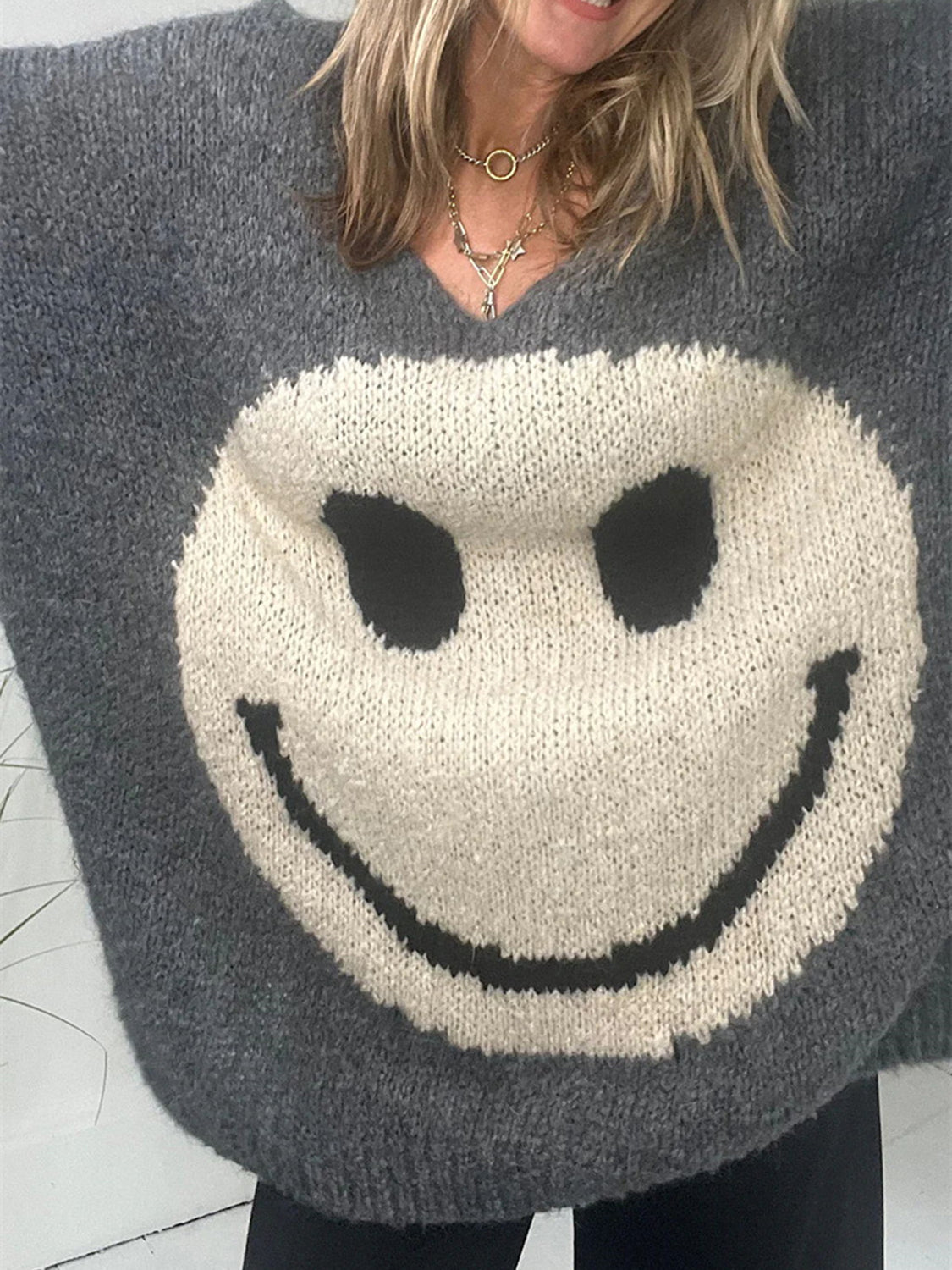 Laura | Long-sleeved sweater with a smiling face and a V-neck