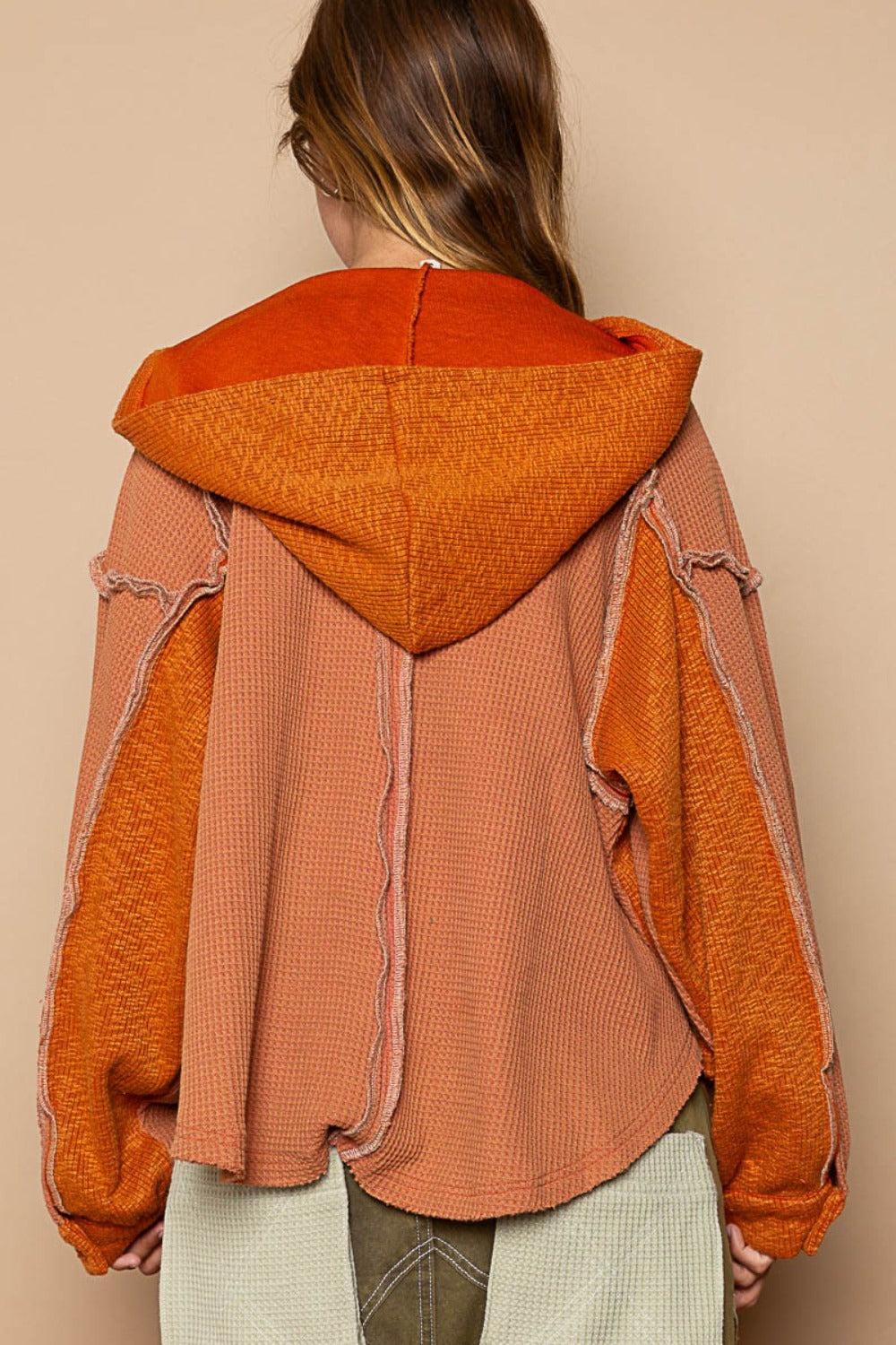 Lilian | POL thermal hoodie with half zip and visible seams in contrasting color
