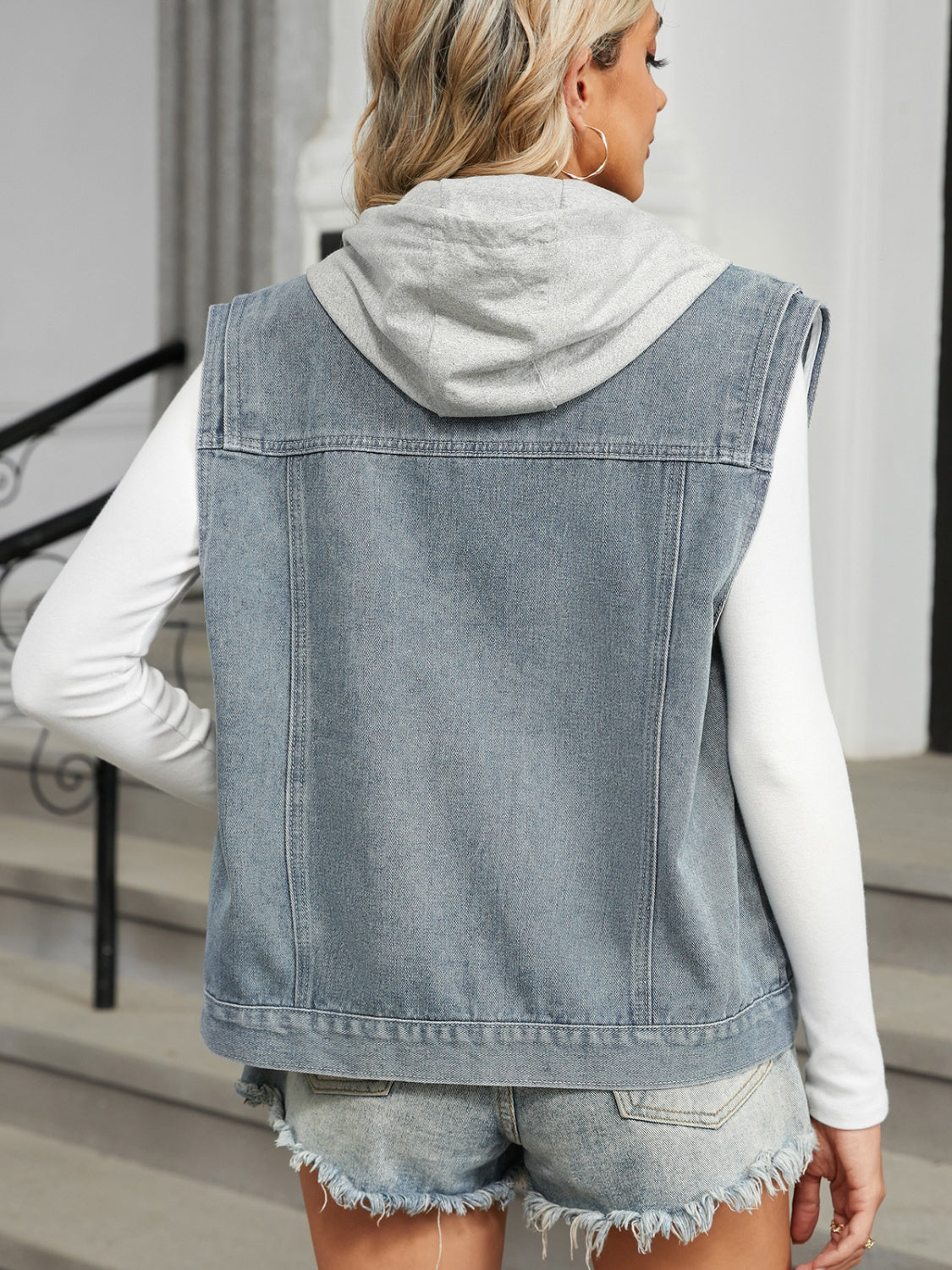 Estefanía | Sleeveless denim jacket with button placket and pockets