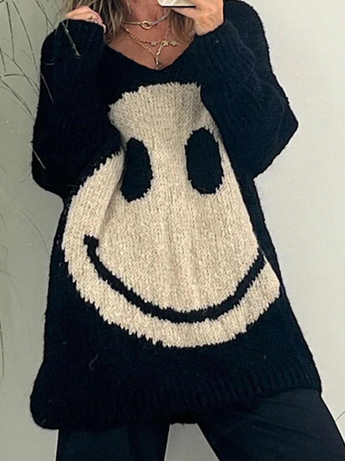 Laura | Long-sleeved sweater with a smiling face and a V-neck