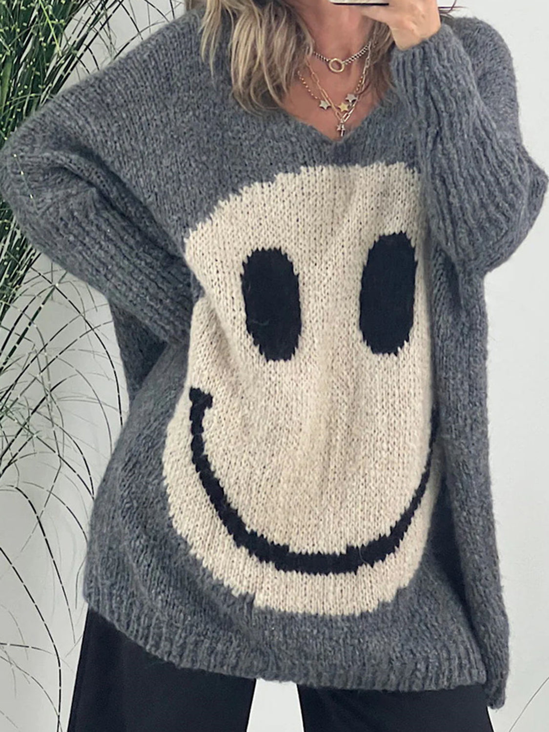 Laura | Long-sleeved sweater with a smiling face and a V-neck