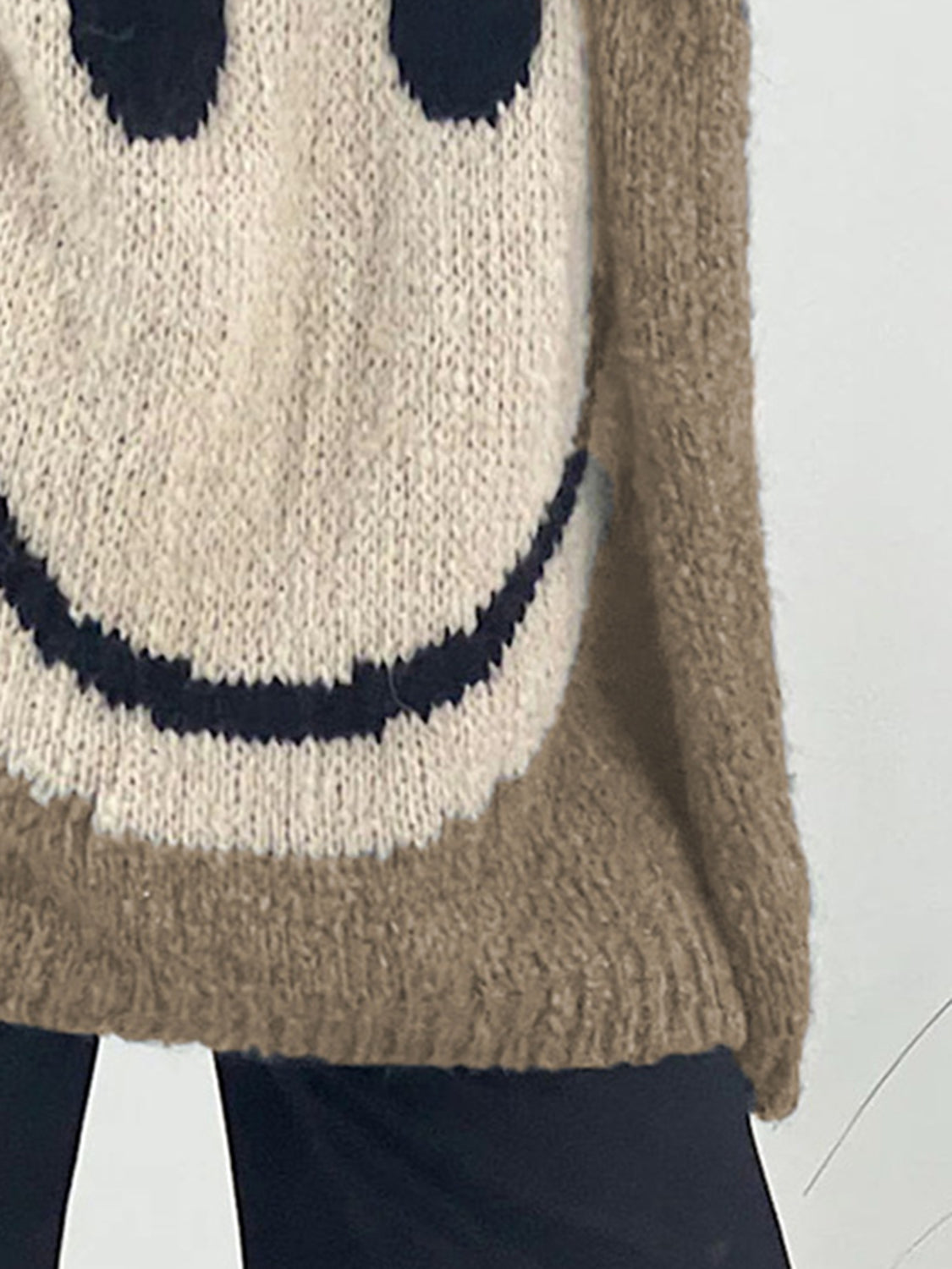 Laura | Long-sleeved sweater with a smiling face and a V-neck