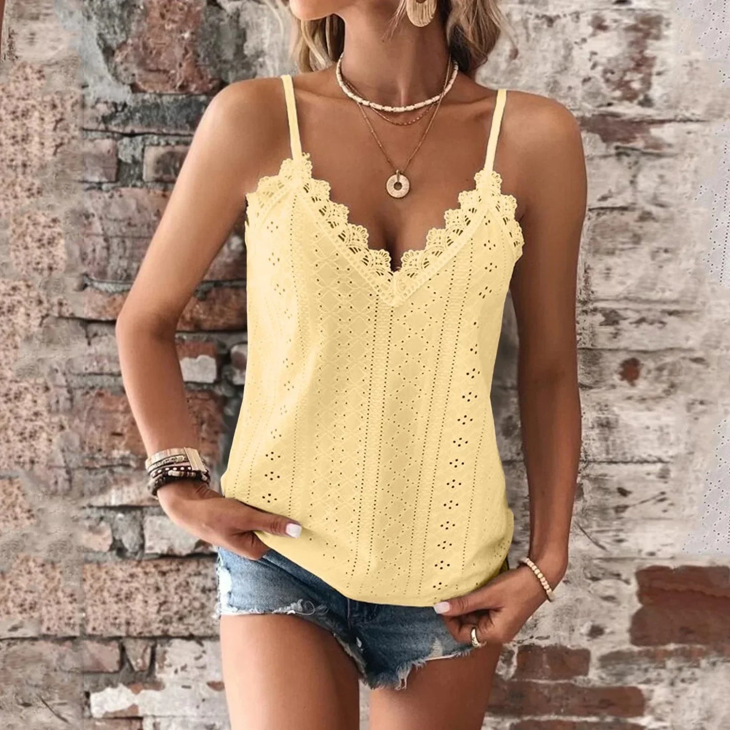 Mara® | Top d'été sans Manches for women with turtleneck and V and garniture en dentelle