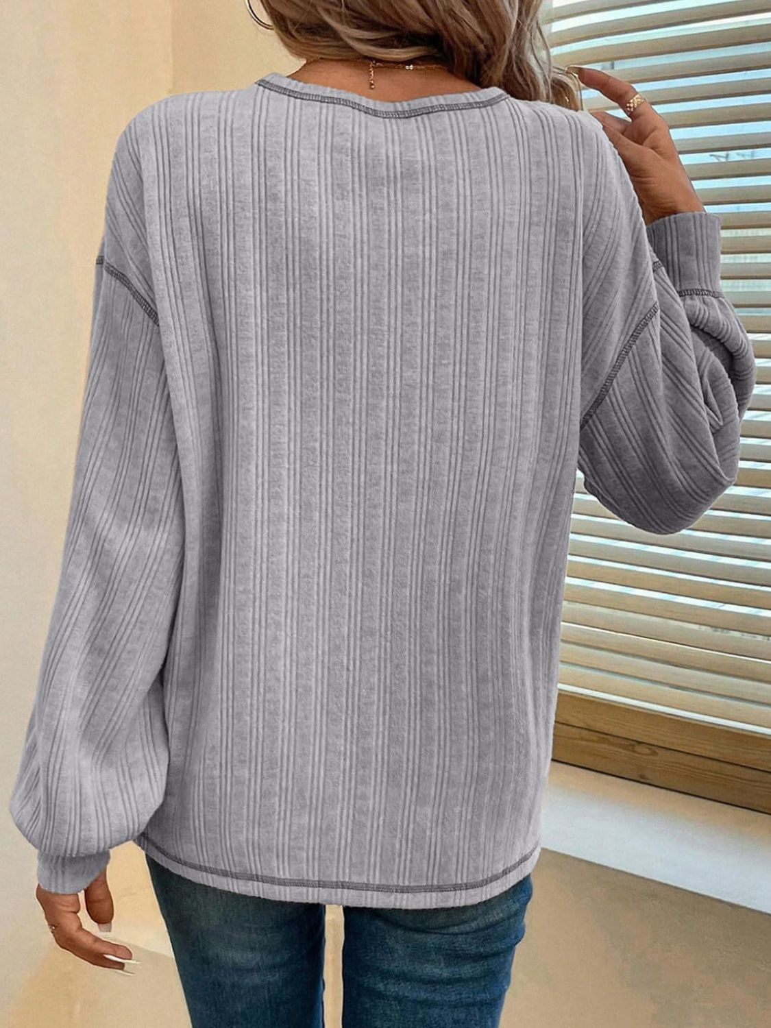 Hildegard | Long-sleeved t-shirt with a crew neck and contrast stitching
