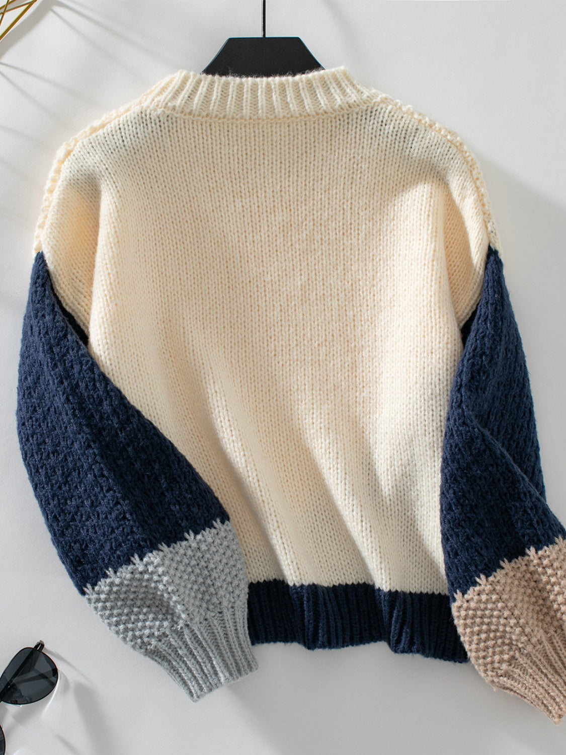 Diana | Color block sweater with a crew neck and dropped shoulders