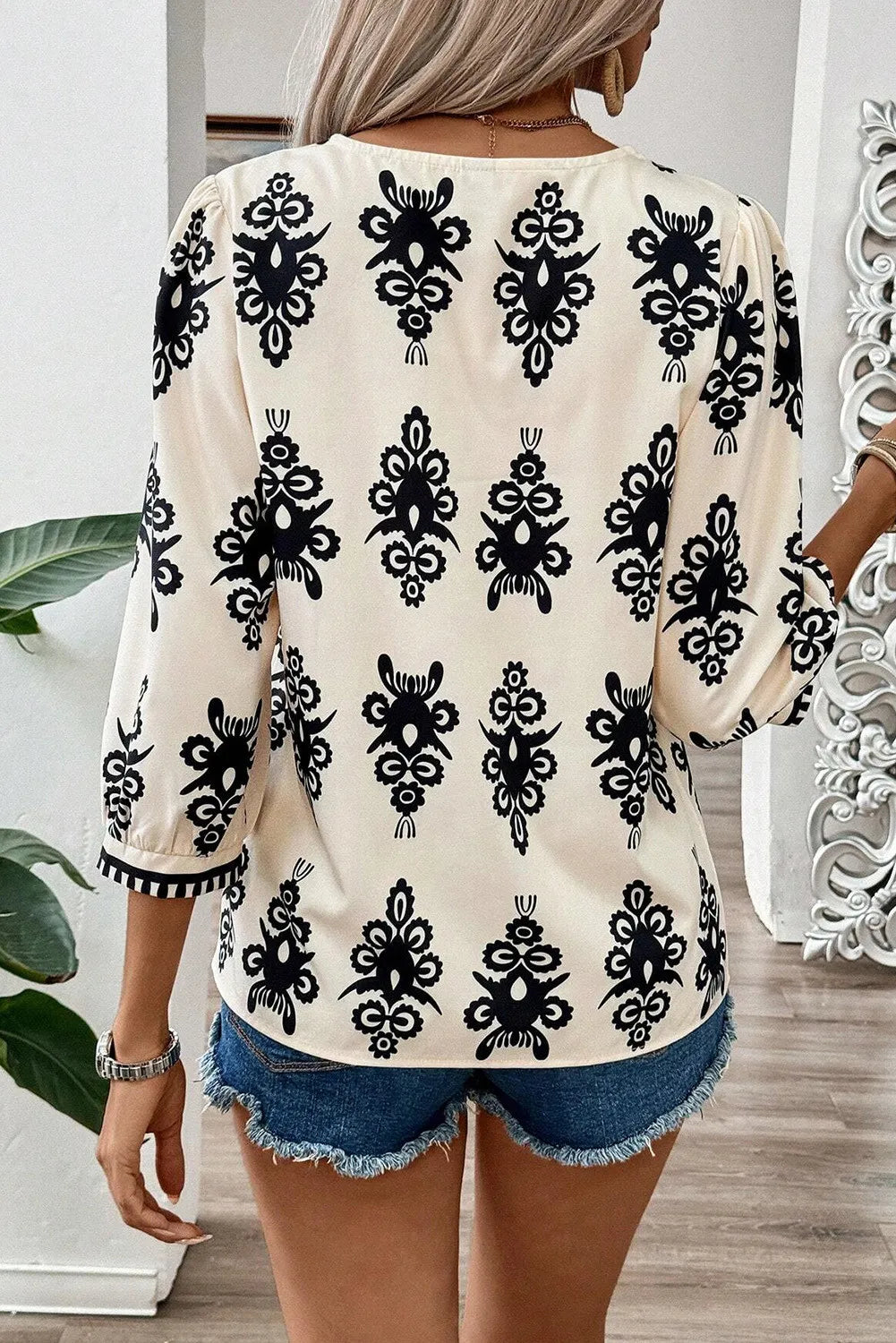 Renata | Printed blouse with three quarter sleeves and V-neck