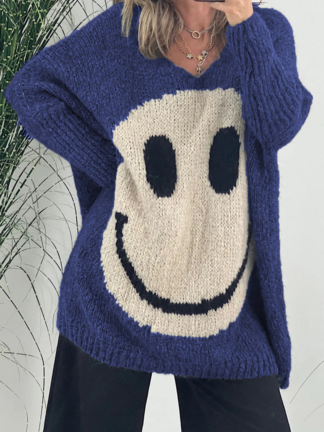 Laura | Long-sleeved sweater with a smiling face and a V-neck