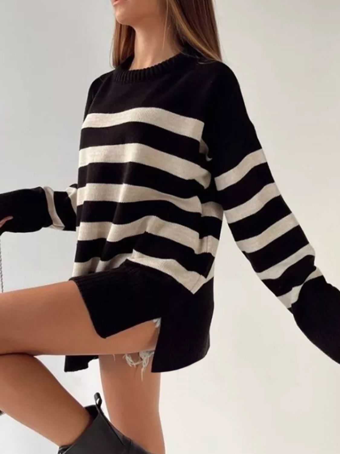 Lidia | Striped slit sweater with a crew neck