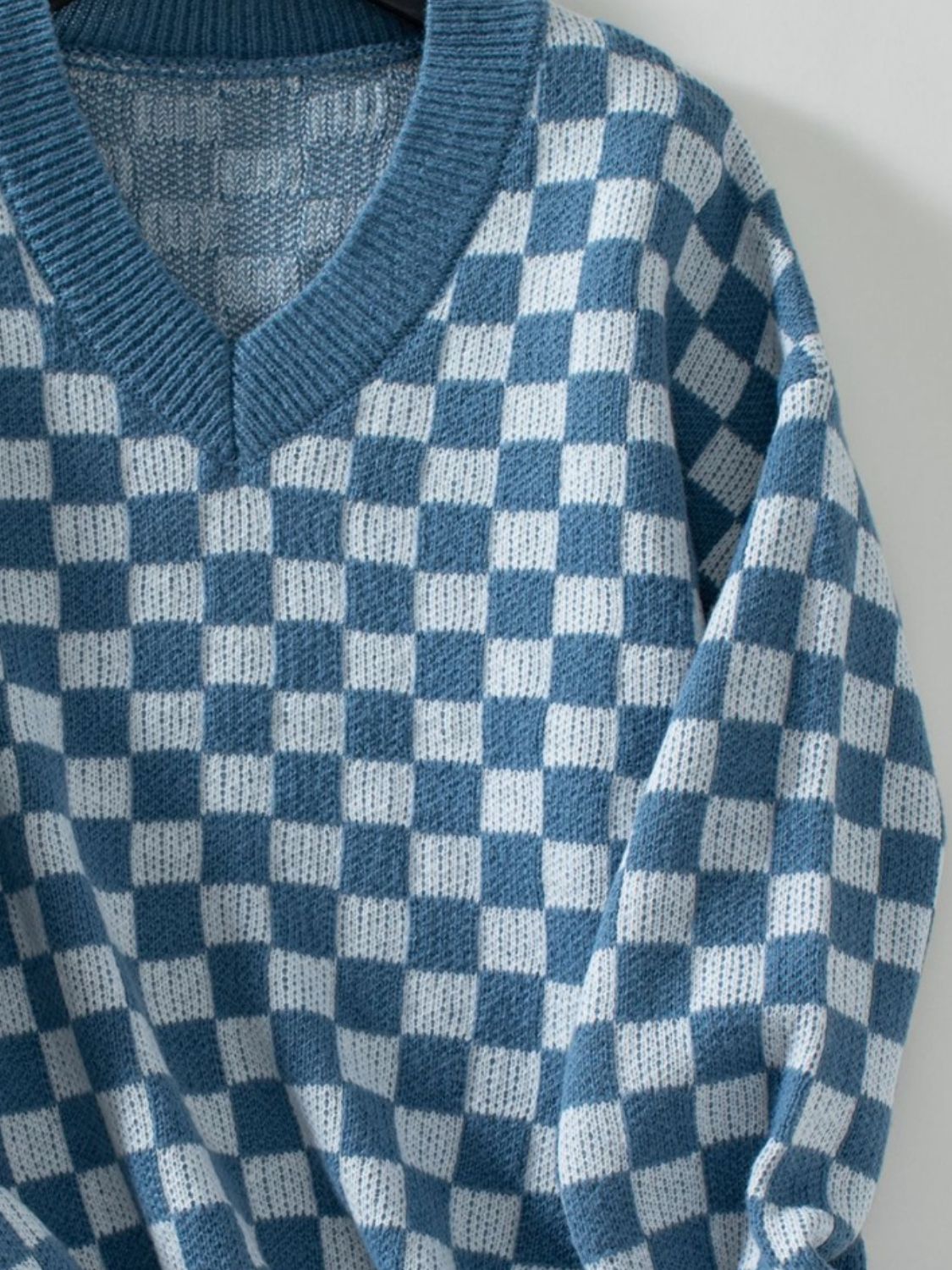 Mariana | Checked sweater with a V-neck and dropped shoulders