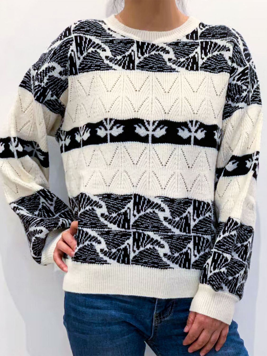 Tatjana | Color block sweater with a crew neck and dropped shoulders