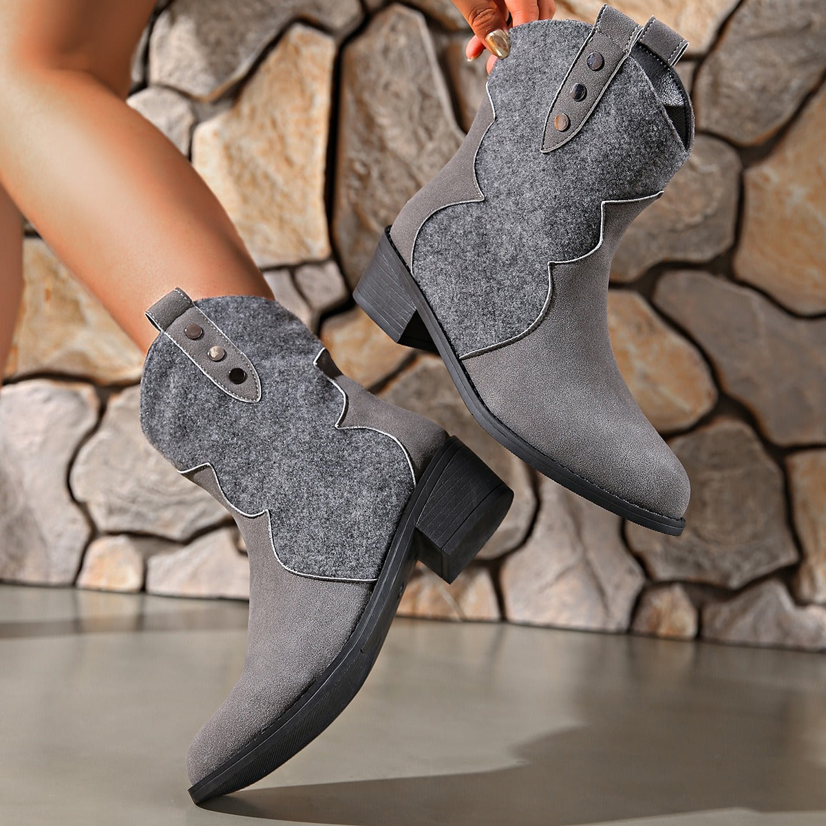 Alba | Suede boots with a pointed toe and block heel