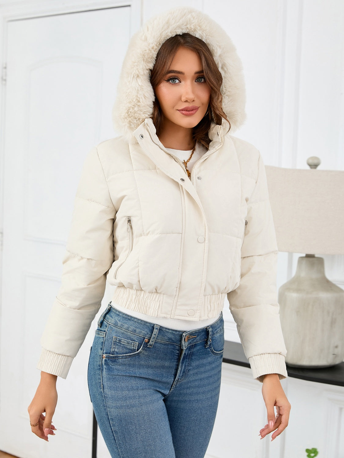 Eleonora | Long-sleeved, cropped winter coat with hood and pockets