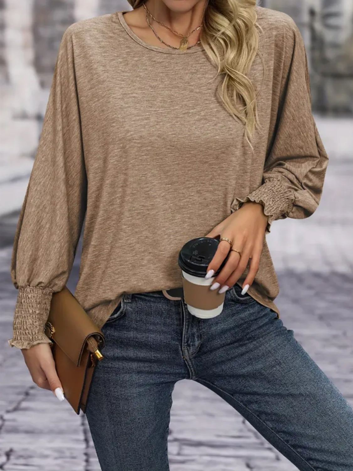 Regina | T-shirt with smocked lantern sleeves and a crew neck
