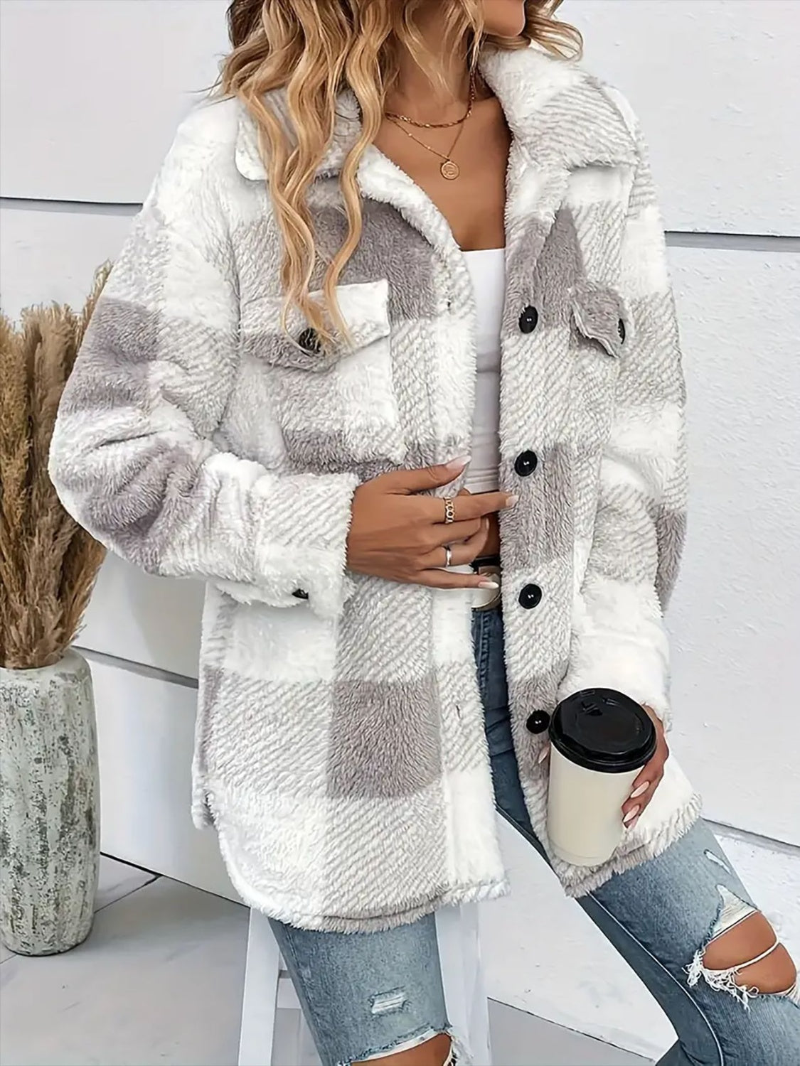 Nadia | Checked plush coat with dropped shoulders and long sleeves