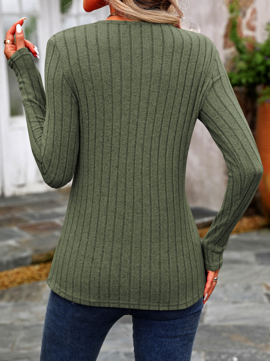 Hilda | Long-sleeved T-shirt with decorative button and crew neck