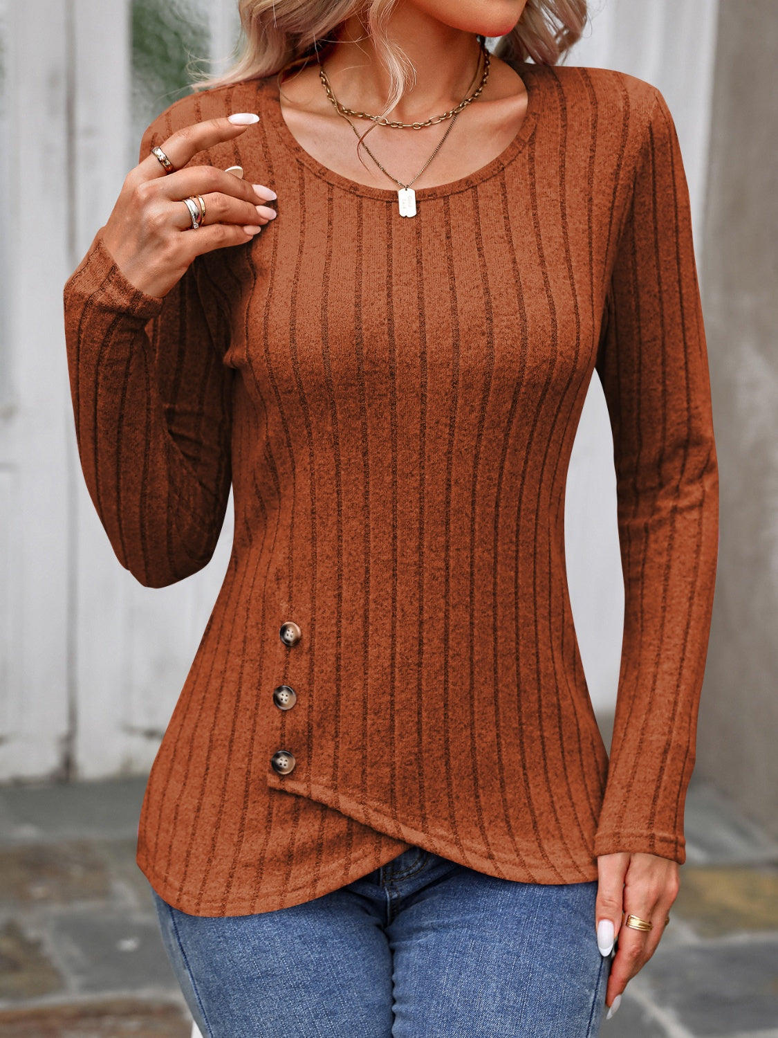 Hilda | Long-sleeved T-shirt with decorative button and crew neck