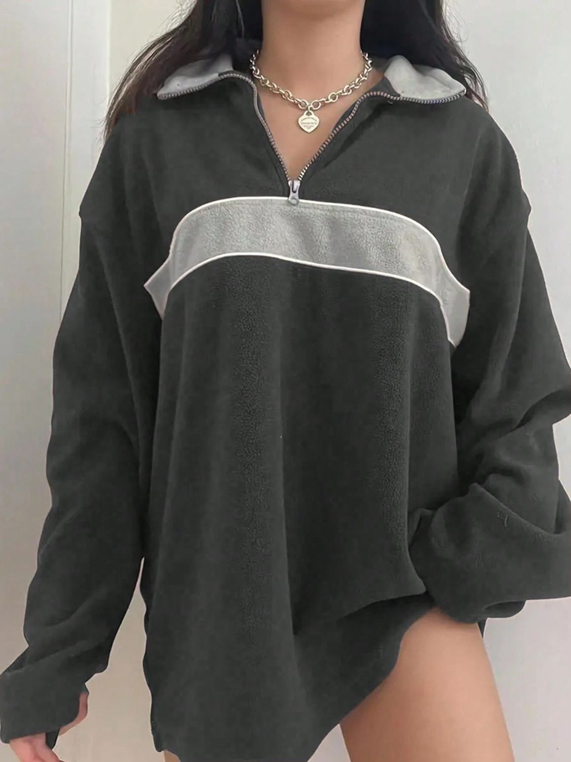 Ingrid | Contrasting long-sleeved sweatshirt with dropped shoulders