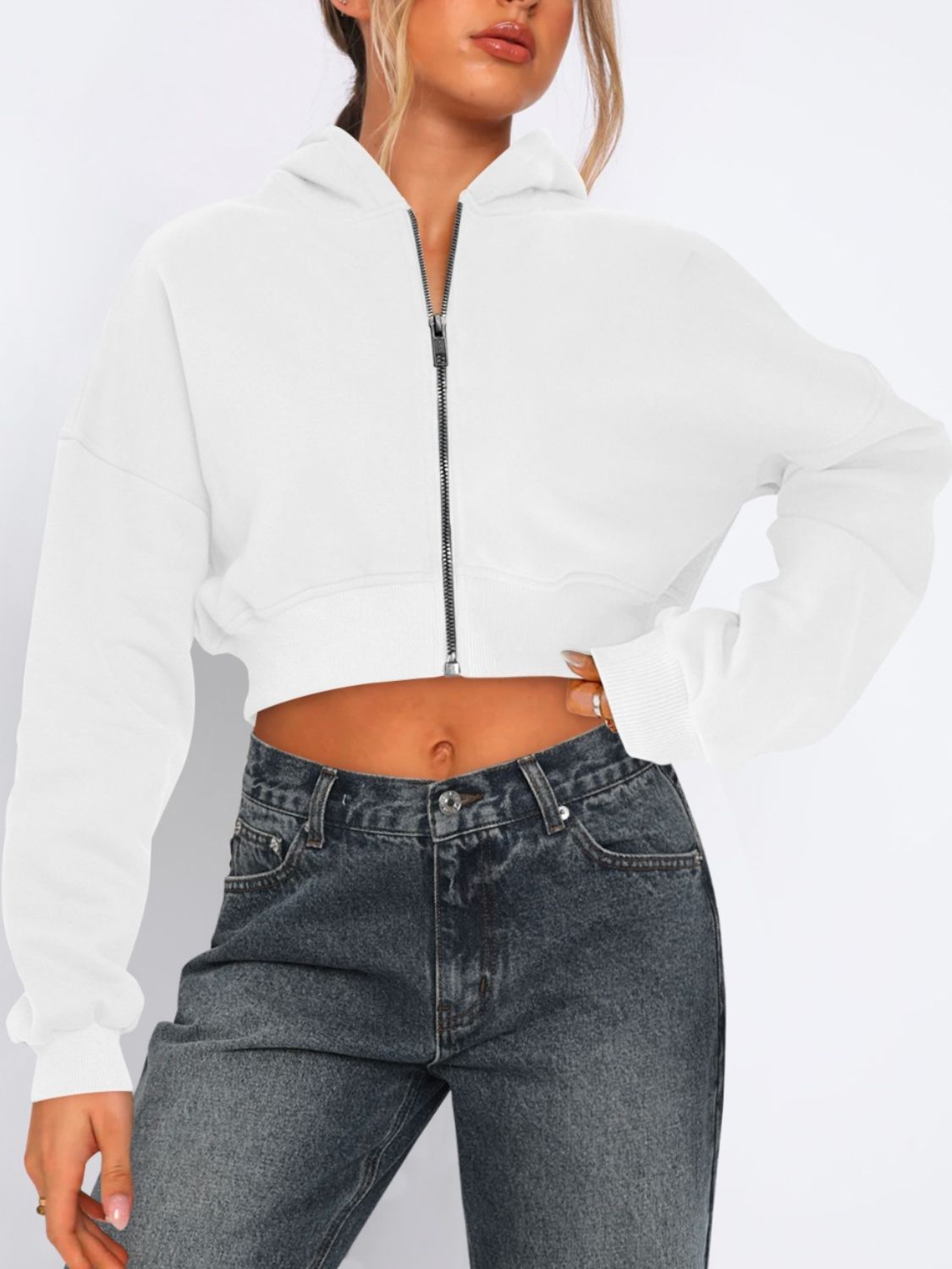 Evelyn | Cropped, long-sleeved jacket with hood and zip