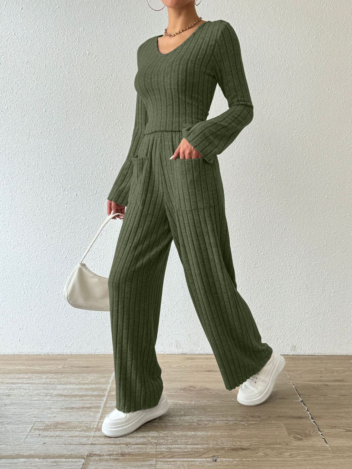 Rocio | Set consisting of a ribbed long-sleeved V-neck shirt and trousers with pockets