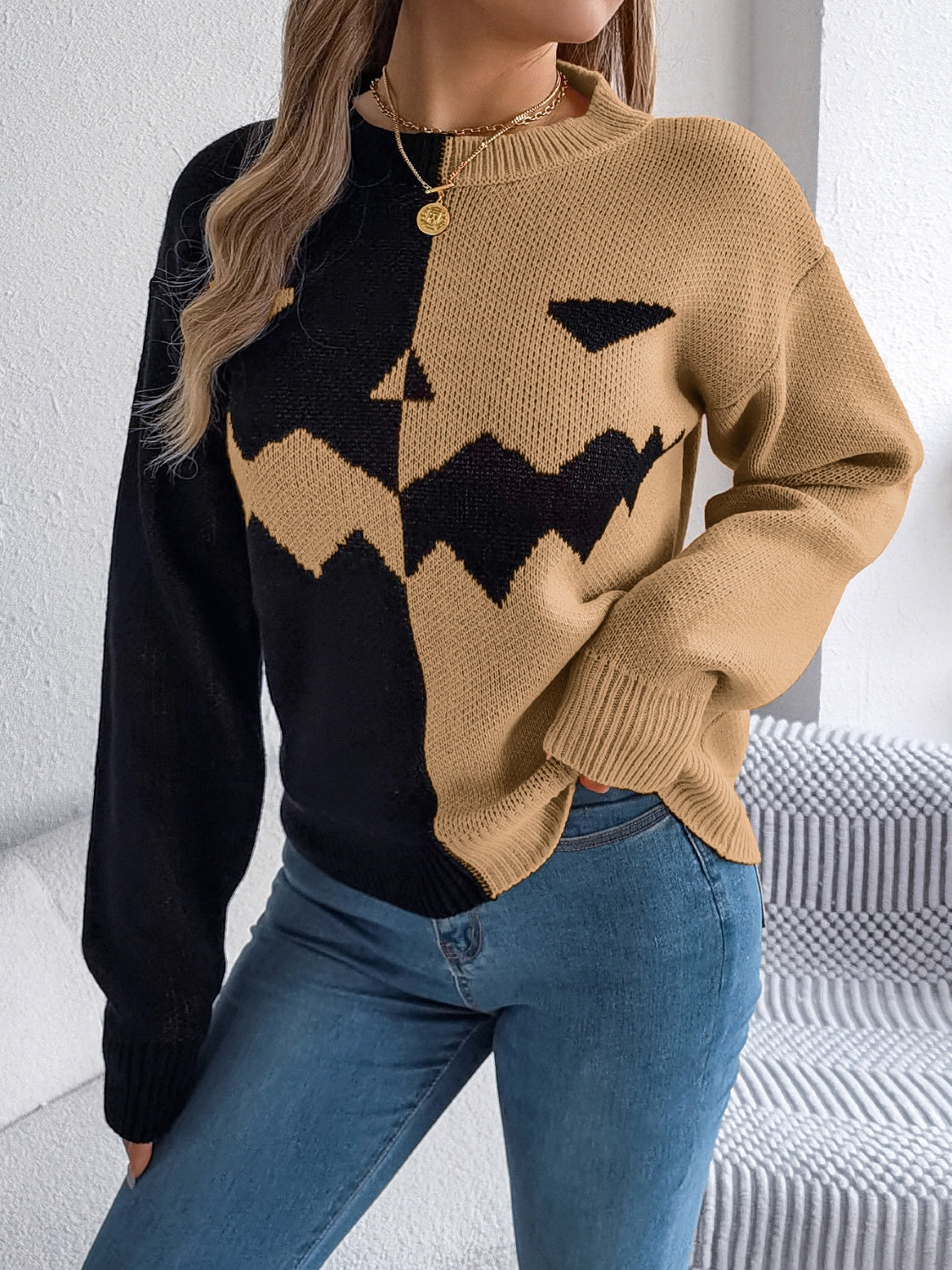 Ana | Contrasting long-sleeved sweater with a crew neck
