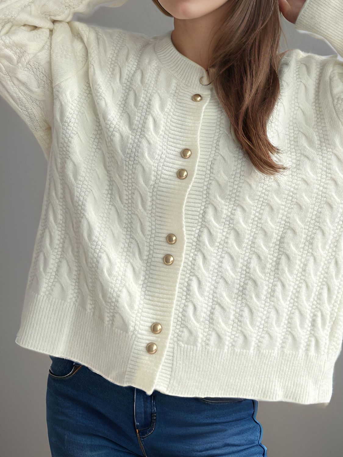 Cristina | Cable knit cardigan with a crew neck and long sleeves
