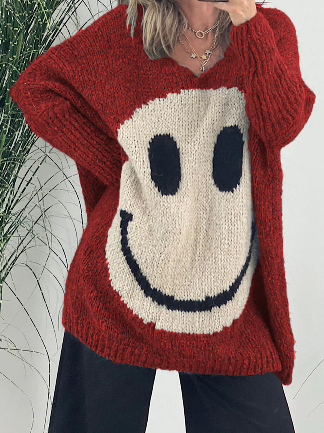 Laura | Long-sleeved sweater with a smiling face and a V-neck