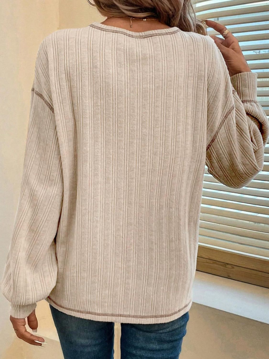 Hildegard | Long-sleeved t-shirt with a crew neck and contrast stitching