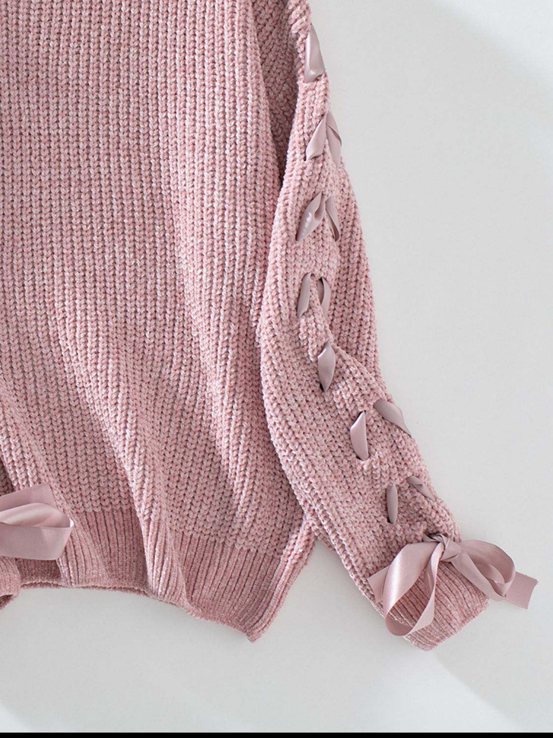 Zulema | Long-sleeved pullover with a lace-up crew neck