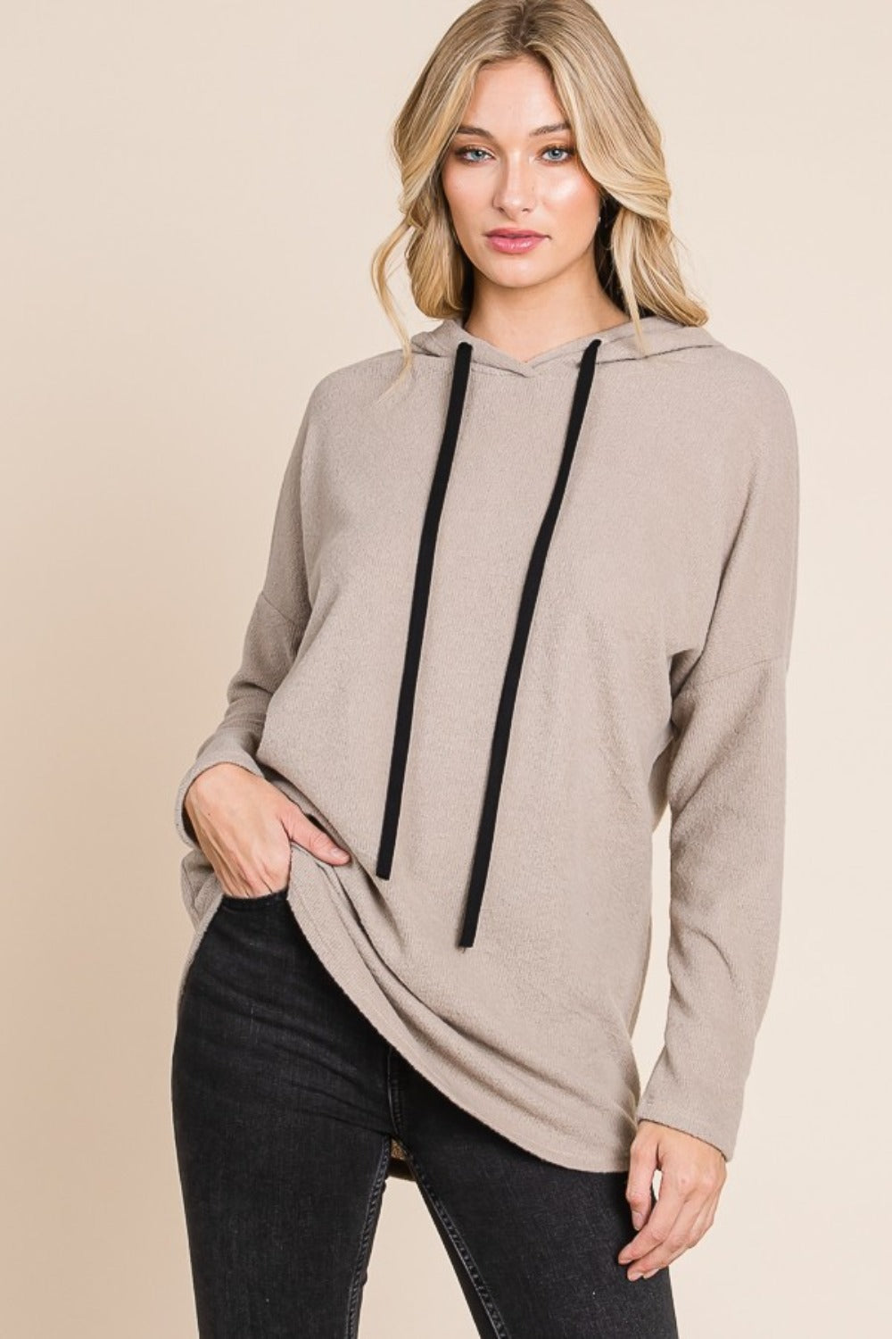 Sara | Knitted hoodie with a contrast drawstring and dropped shoulders