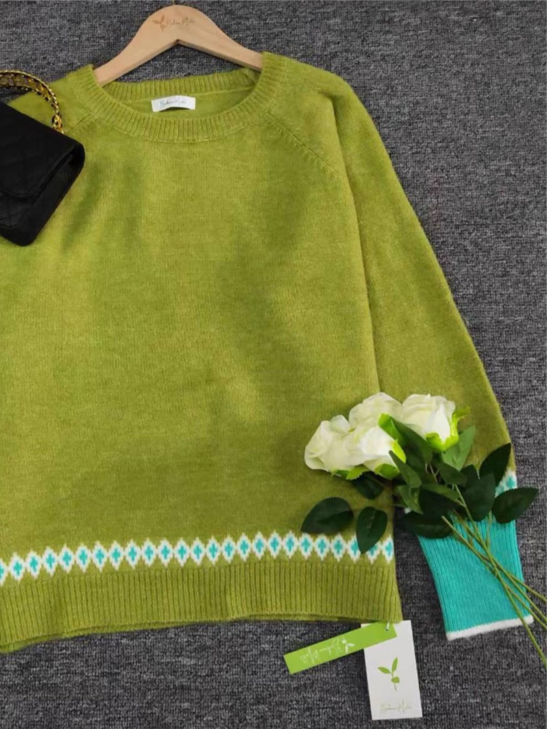 Milagros | Contrasting long-sleeved sweater with a crew neck