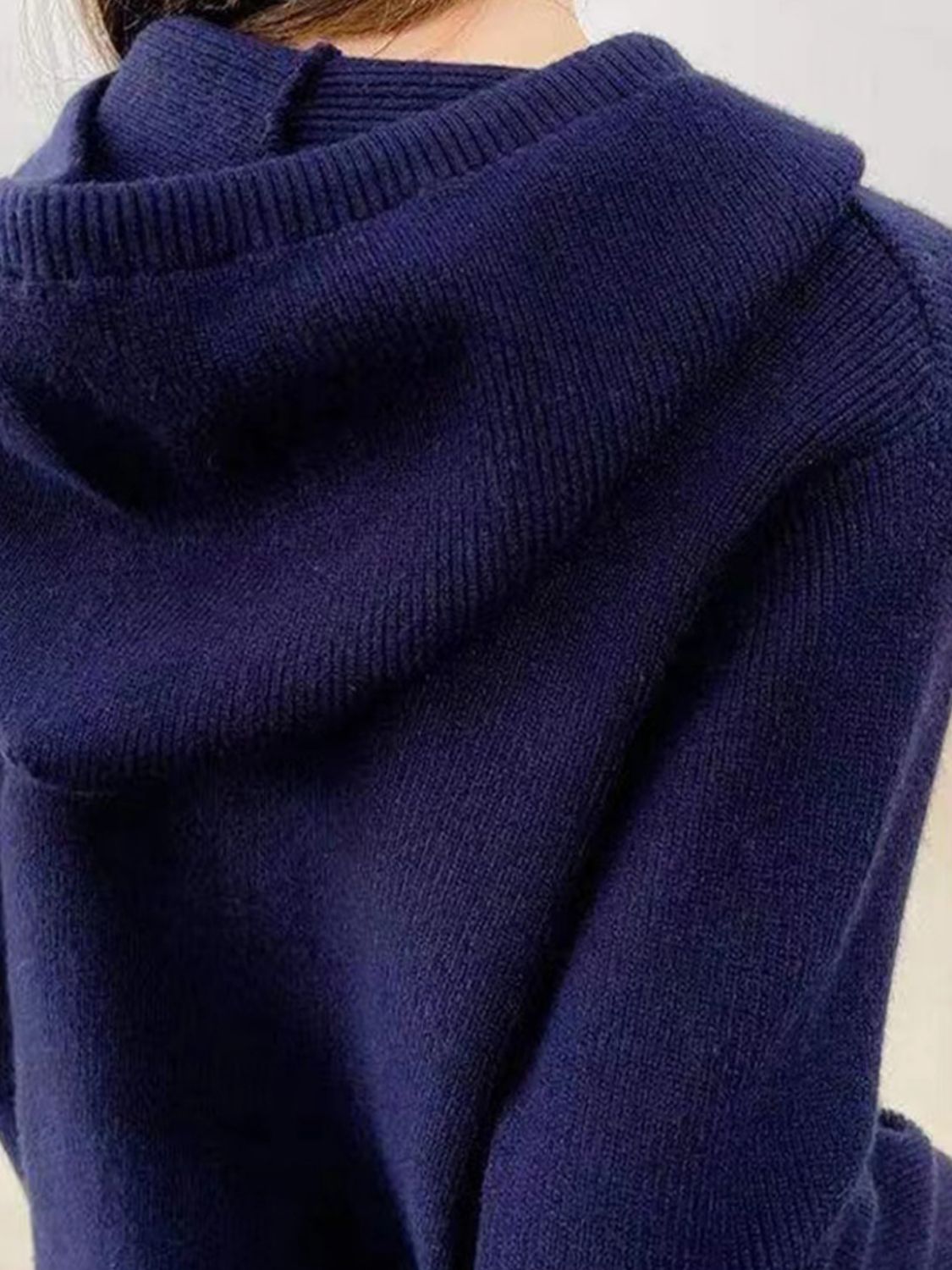 Helga | Long sleeve hoodie with drawstring and zip fastening