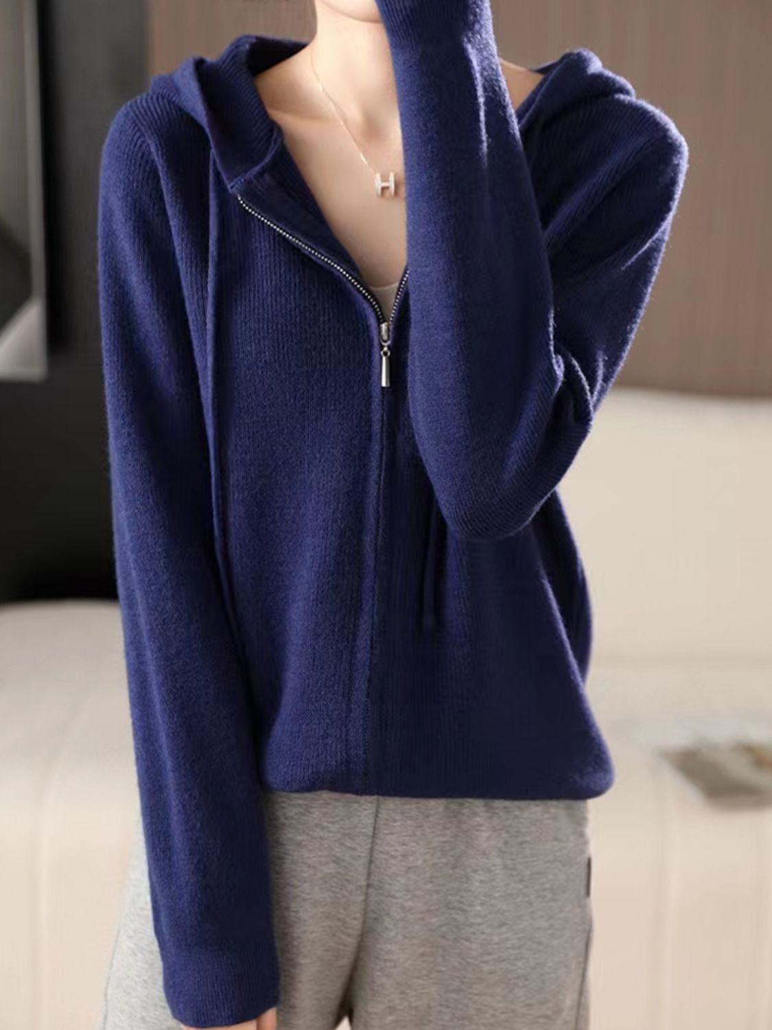 Helga | Long sleeve hoodie with drawstring and zip fastening