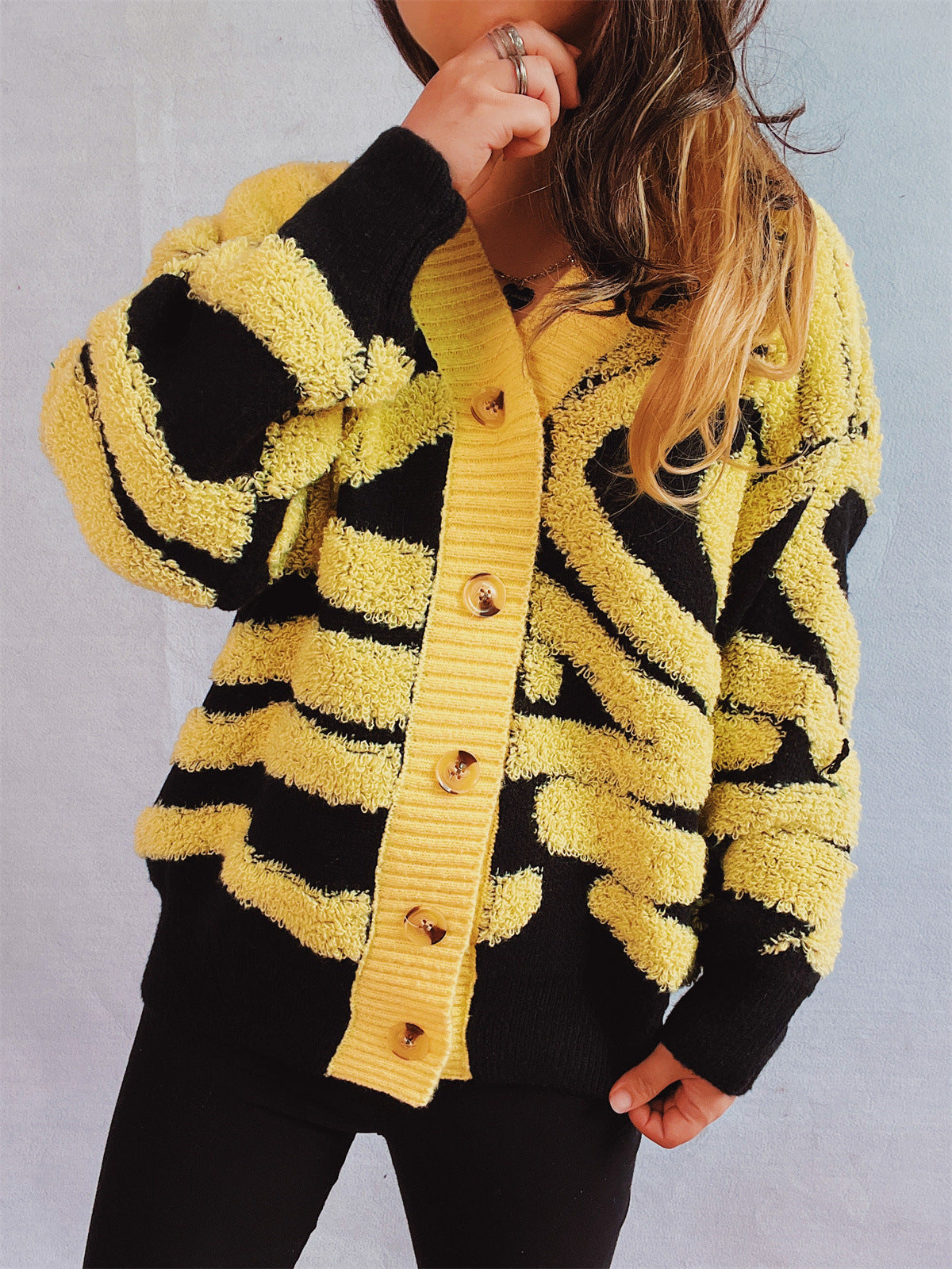 Lea | Contrast color long sleeve cardigan with buttons