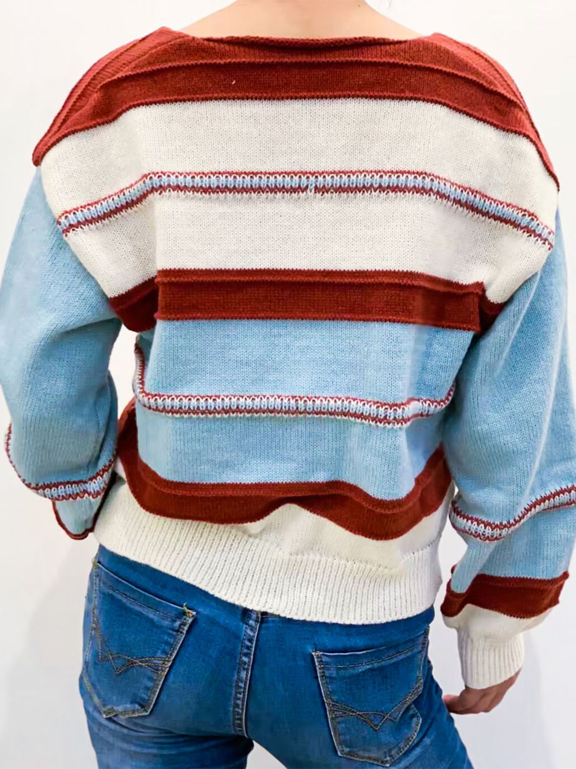 Vanessa | Contrasting colored V-neck sweater with dropped shoulders