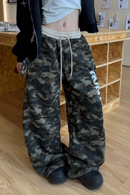 Retro Camo Letter Graphic Curved Sweat Pants