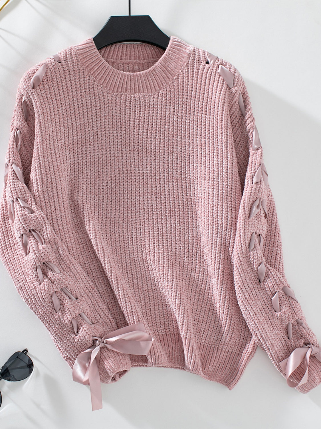 Zulema | Long-sleeved pullover with a lace-up crew neck