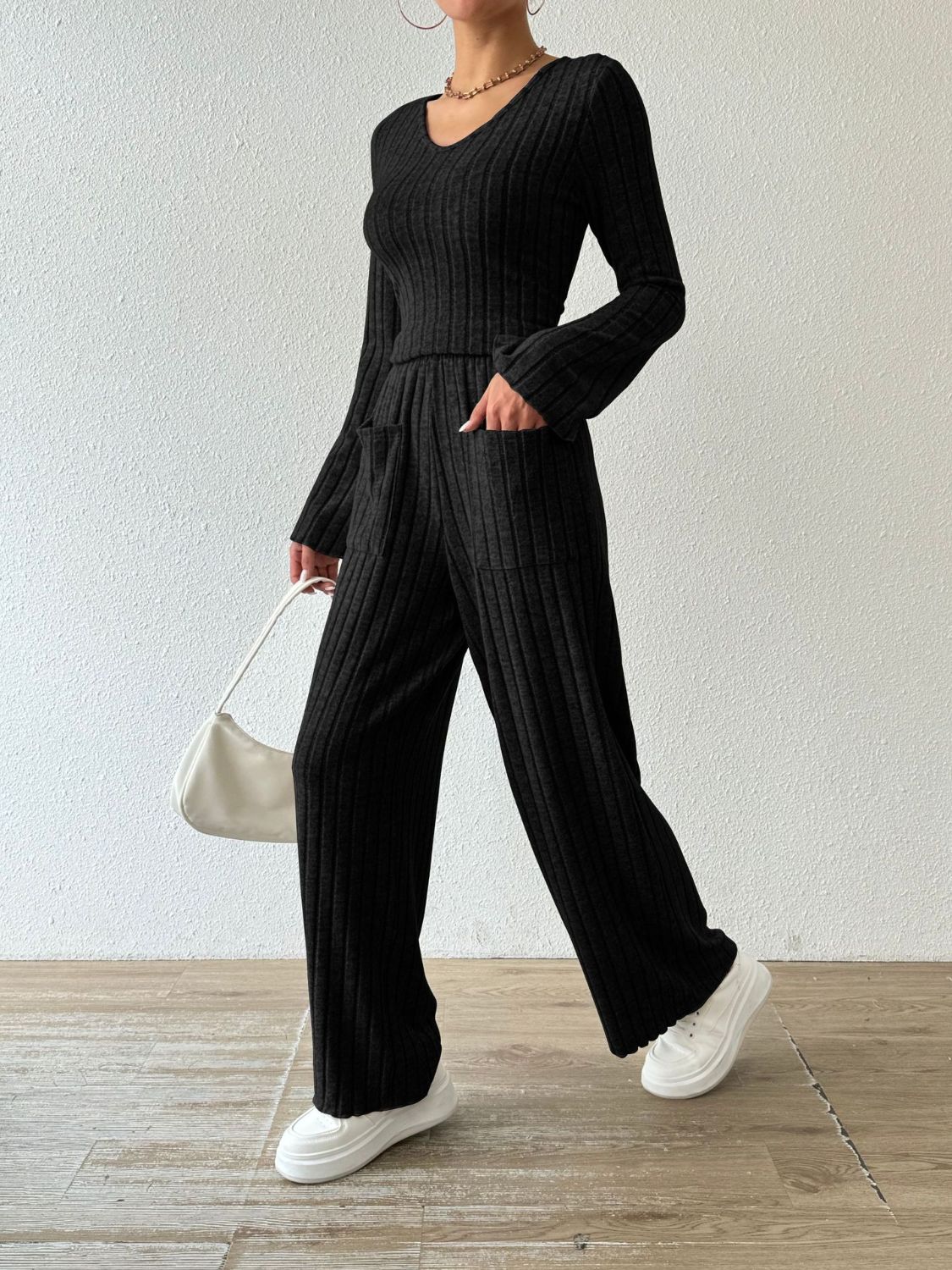 Rocio | Set consisting of a ribbed long-sleeved V-neck shirt and trousers with pockets