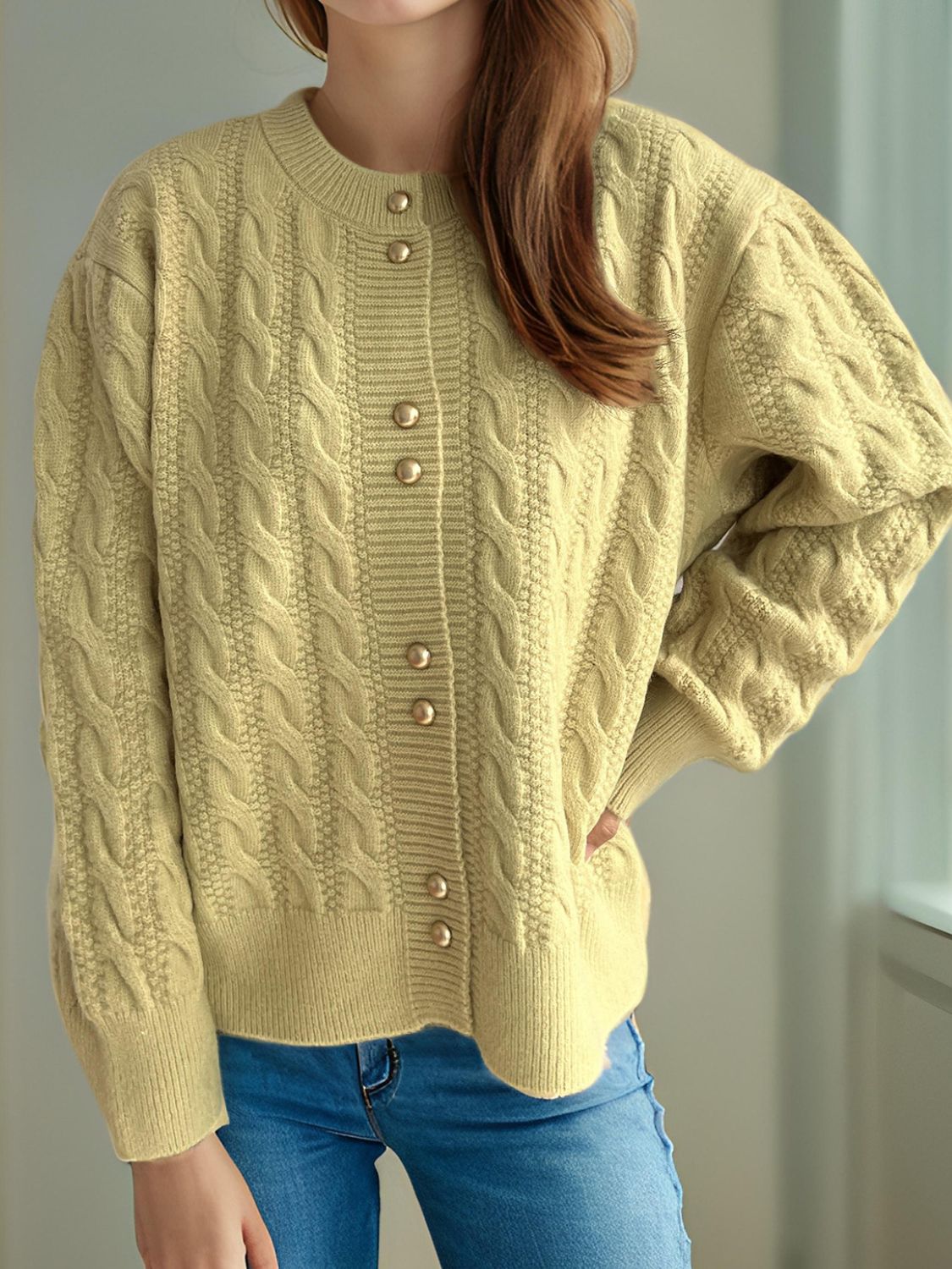 Cristina | Cable knit cardigan with a crew neck and long sleeves