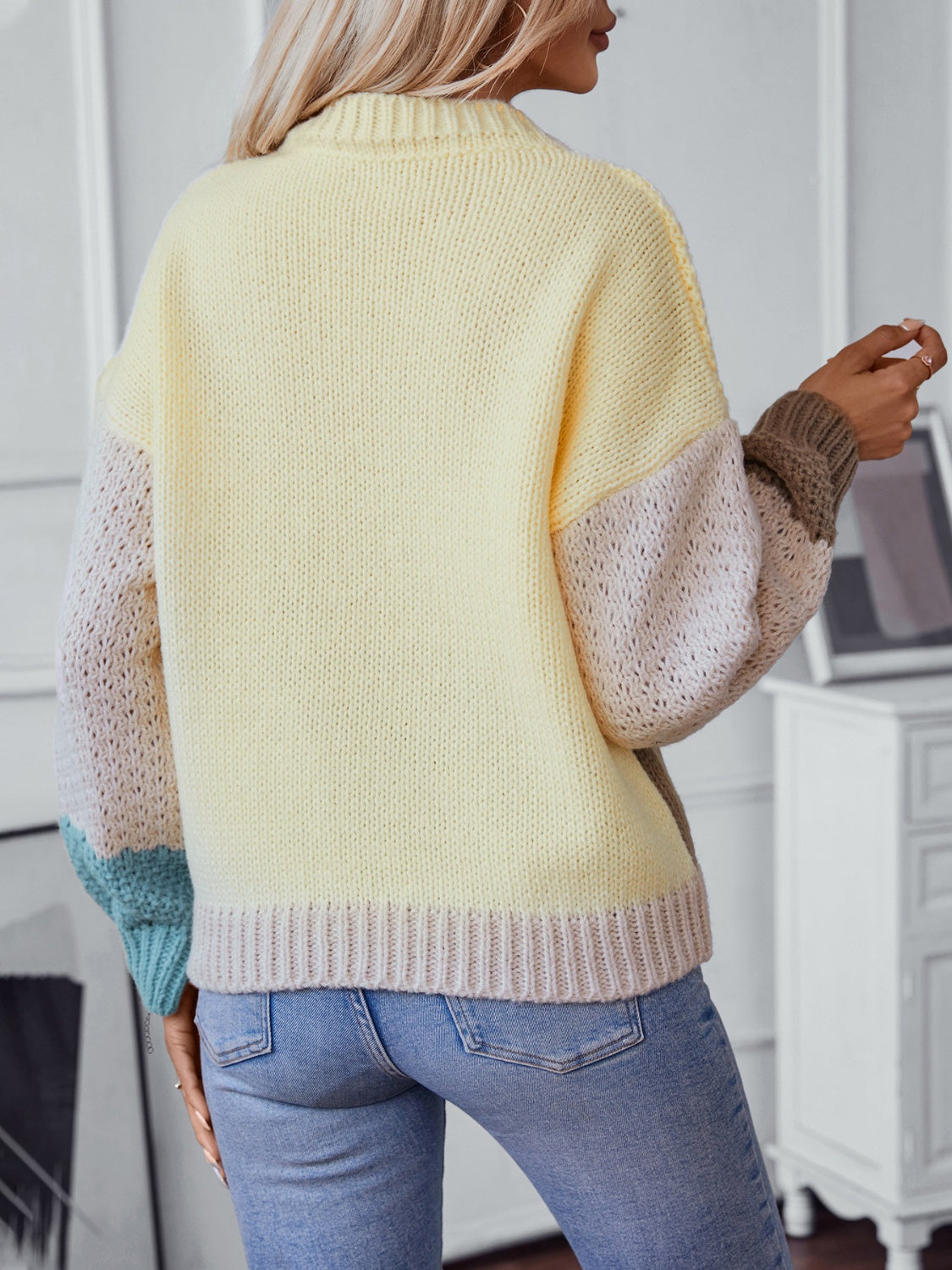 Diana | Color block sweater with a crew neck and dropped shoulders